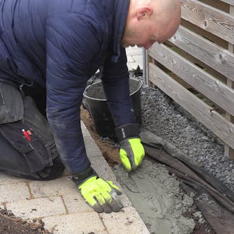 Fliserne skrider: Ret betonen til med en spandeske eller fugeske Fliserne skrider: Ret betonen til med en spandeske eller fugeske